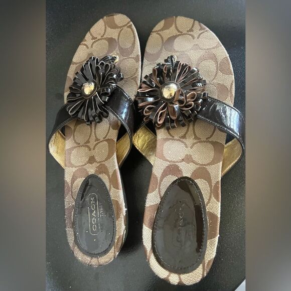 COACH SKYE PATENT SIGNAURE C KHAKI  CHESTNUT THONG SLIPPER  8 /M - Picture 1 of 13